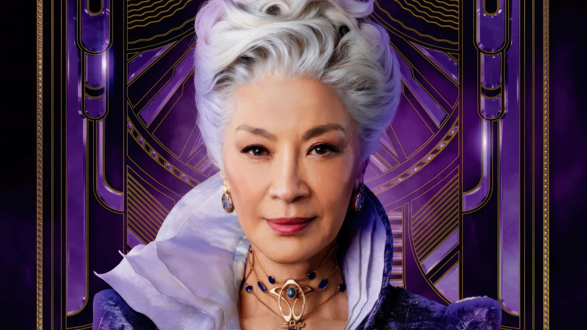  壁紙 — 一位銀髮、身穿紫色天鵝絨服裝的優雅老婦，在華麗的紫色和金色幾何背景前擺姿勢。