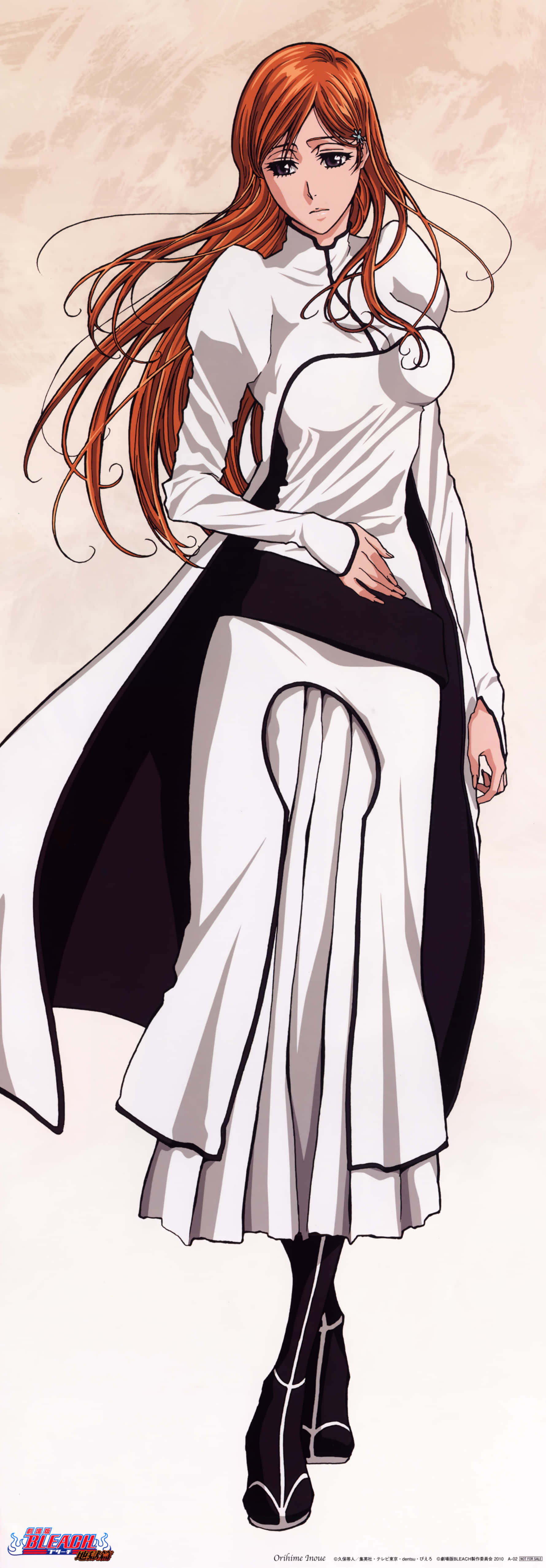 Orihime Inoue 桌布 壁紙 — 一位引人注目的動漫女孩，擁有飄逸的紅髮，穿著白色高領連衣裙，搭配黑色點綴和靴子，背景是柔和的米色。