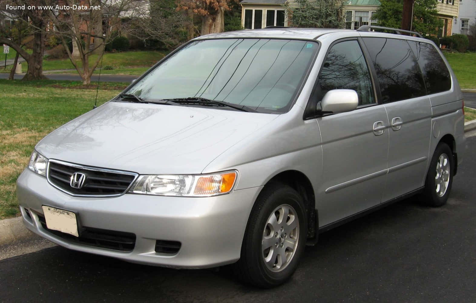 Honda Odyssey 桌布 壁紙 — 一輛銀色本田Odyssey小型貨車停泊在住宅街道上，背景有房屋和樹木。