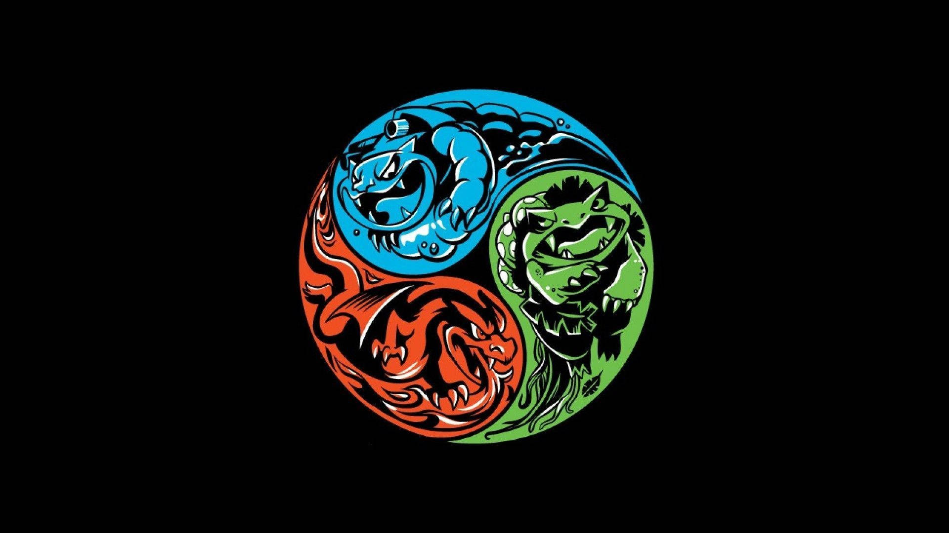 Yin Yang Charizard Blastoise Venusaur 壁紙 — 一個風格化的陰陽符號，有三個兇猛的龍頭，分別是藍色、綠色和紅色，背景為黑色。