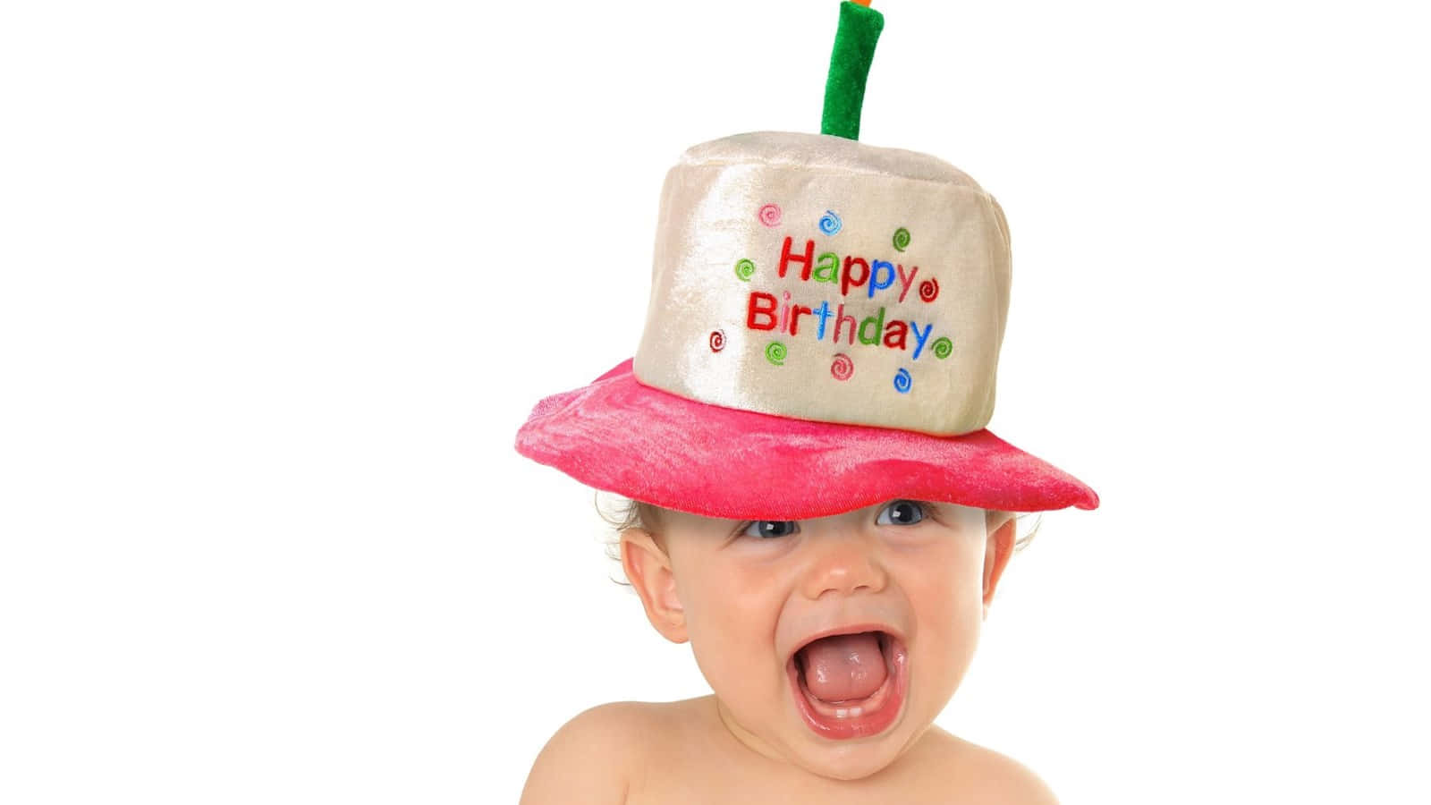  壁紙 — 一個嬰兒戴著色彩繽紛的生日帽，上面有 'Happy Birthday' 字樣和綠色莖，在白色背景上做出快樂大叫的表情。