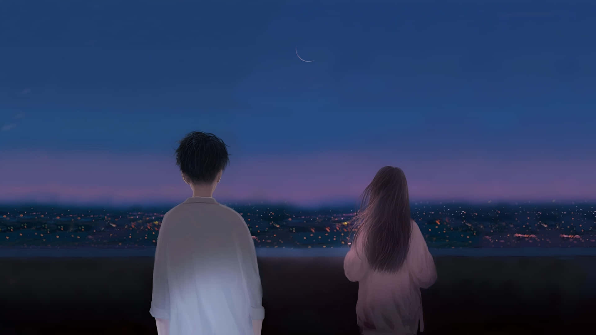  壁紙 — 一對情侶在黃昏時並肩而立，俯瞰新月下廣闊的城市景觀。