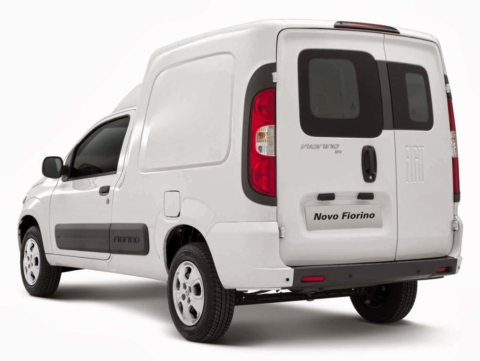 Fiat Fiorino 桌布 壁紙 — 一架潔淨的白色Fiat Novo Fiorino客貨車，從後方四分之三角度展示，背景為純白色。