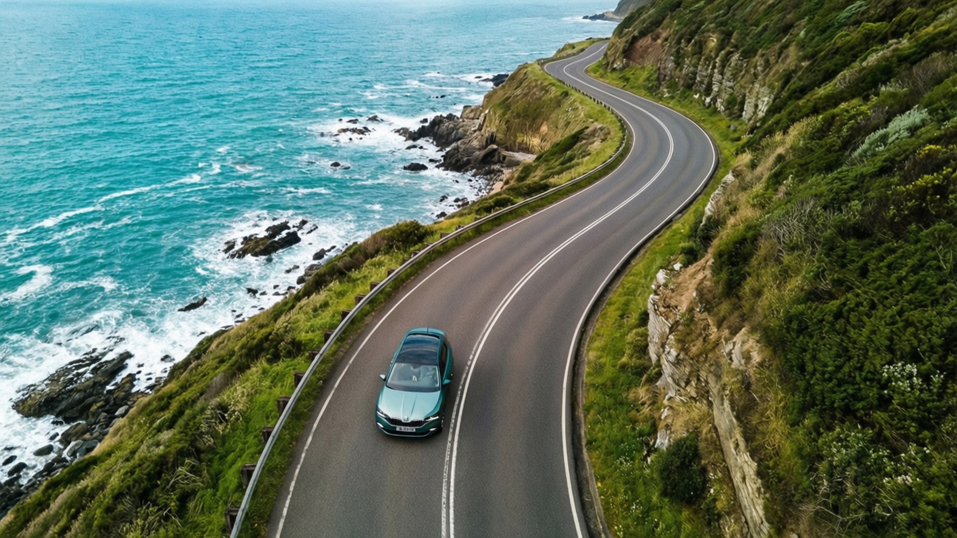 蜿蜒海岸道路上的藍綠色汽車，碧綠色海洋和岩石峭壁。