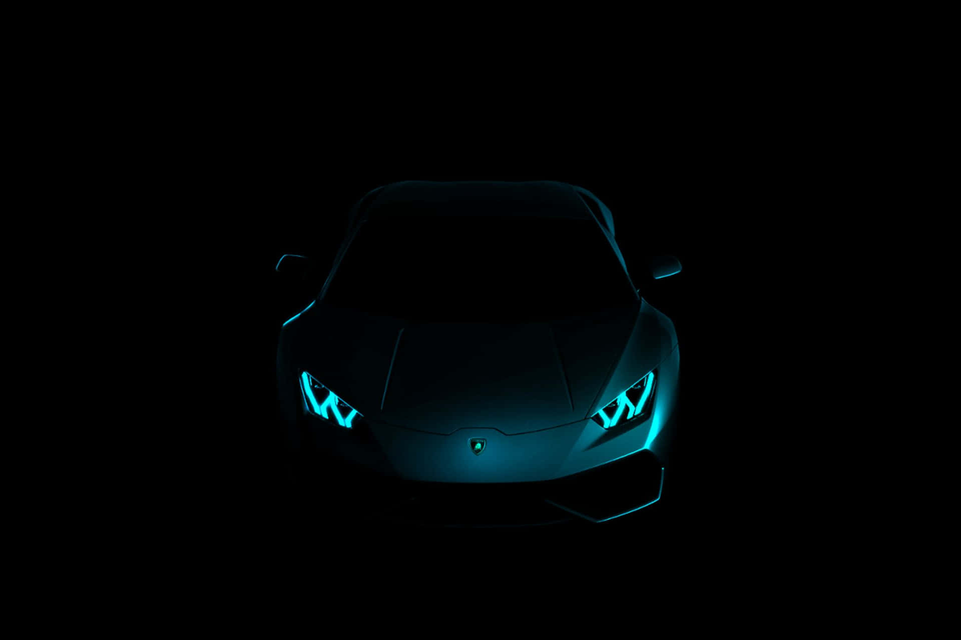  壁紙 — 一輛時尚跑車在漆黑一片中發出電藍色車頭燈的光芒，展現出銳利的輪廓和發光的徽章。
