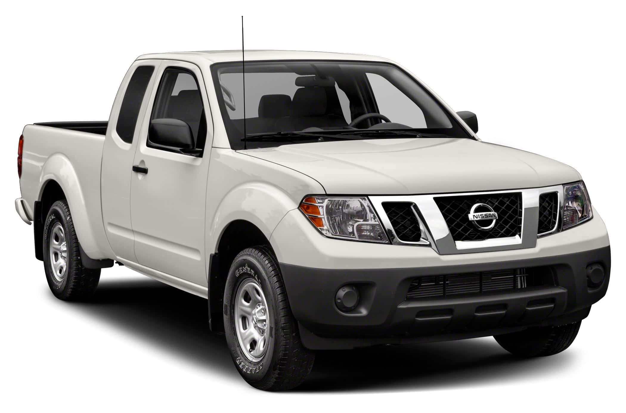 Nissan Frontier 桌布 壁紙 — 一輛潔淨的白色日產 Frontier 皮卡車，在攝影棚燈光下以純白背景展示。