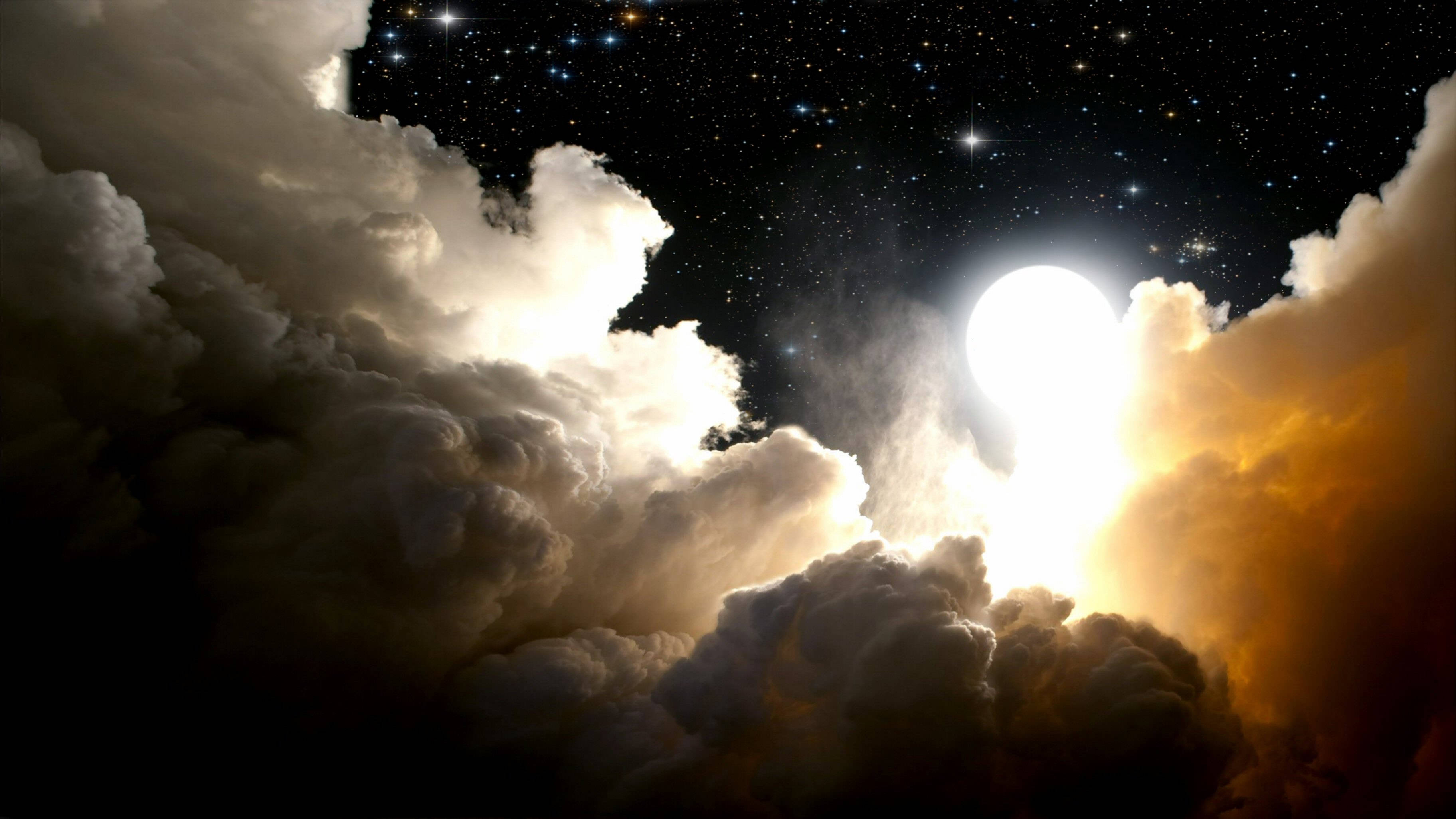 月亮在星空夜空中穿過雲層閃耀