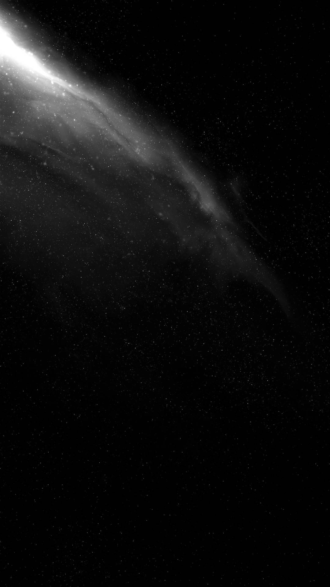 一團發光的宇宙塵埃雲劃過深空中佈滿星星的虛空。