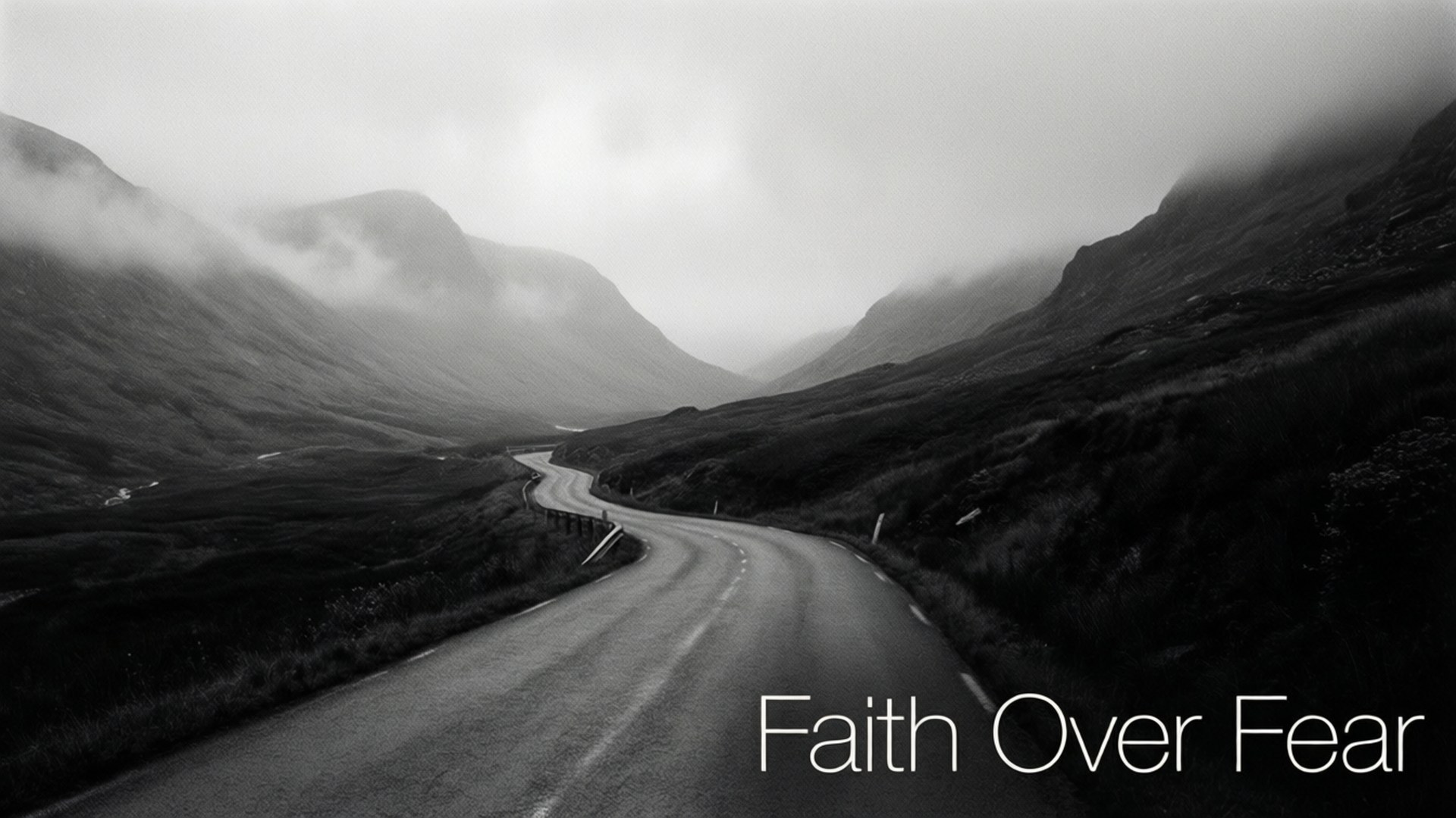 蜿蜒道路穿過霧氣瀰漫的山巒，帶有 Faith Over Fear 文字