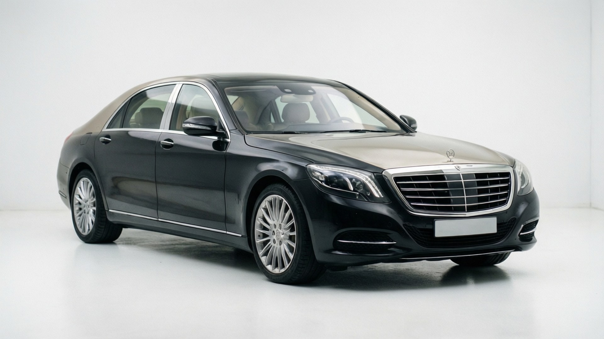 Maybach 62s 桌布 壁紙 — 一輛時尚的黑色 Mercedes-Maybach S-Class 轎車在明亮的攝影棚燈光下，在簡約的白色背景前閃閃發光。