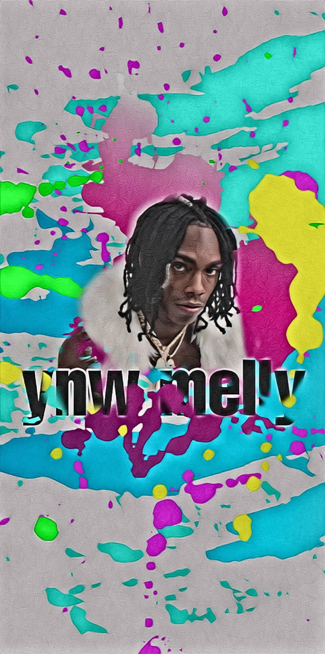 YNW Melly 與霓虹抽象藝術 壁紙 — 一個留著辮子、穿著毛領的男士肖像，站在色彩繽紛的油漆潑濺背景前。