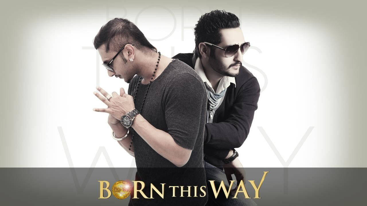 兩位戴太陽眼鏡的男士為「Born This Way」宣傳照擺姿勢。