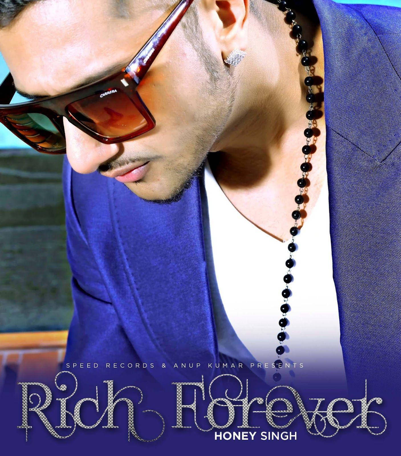 身穿藍色西裝外套和太陽眼鏡的男士，附有文字 Rich Forever
