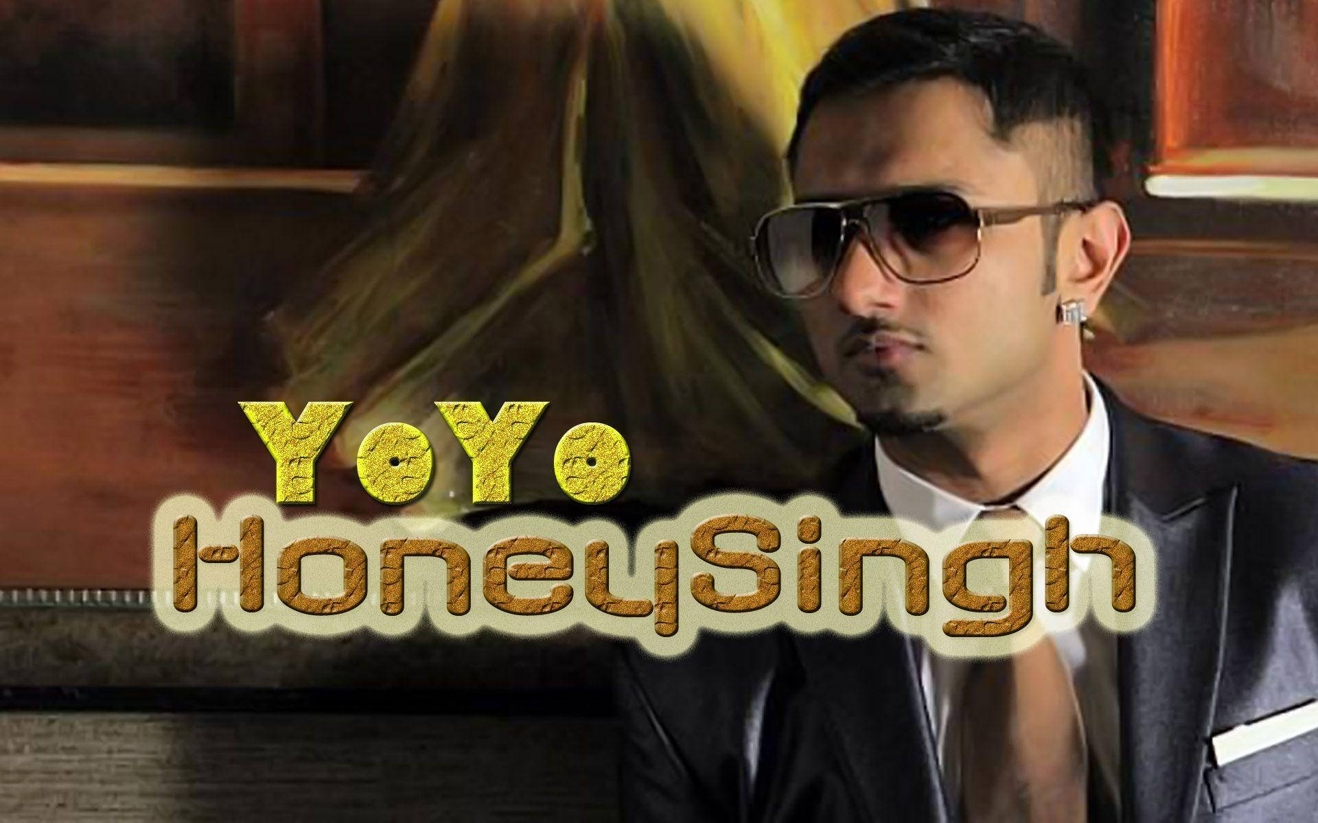 身穿西裝和太陽眼鏡的男子，帶有 'YoYo HoneySingh' 文字疊加。