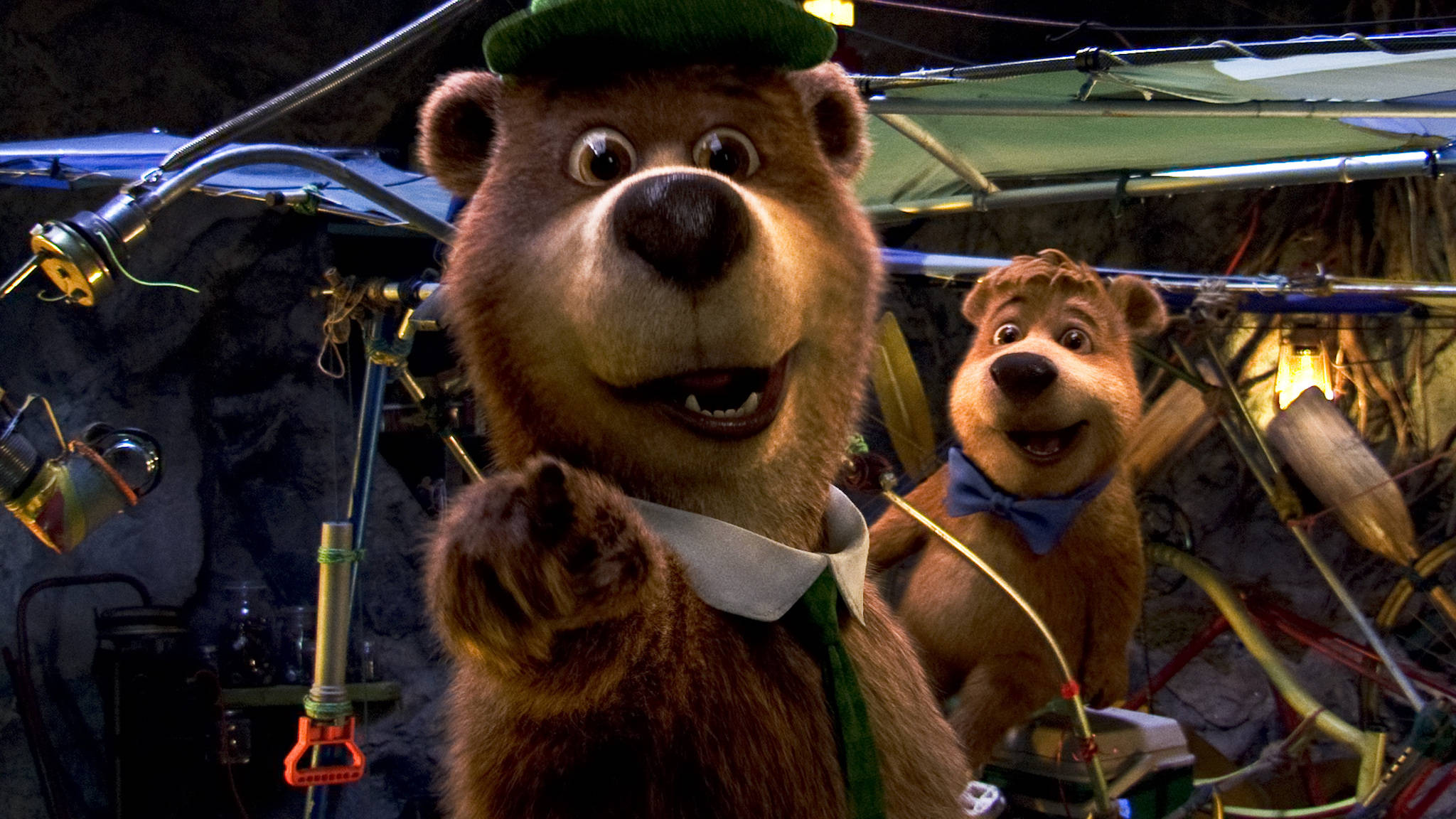 Yogi Bear的新發明 壁紙 — 兩隻動畫熊在雜亂的工作室中，在工具和電線間愉快地揮手。