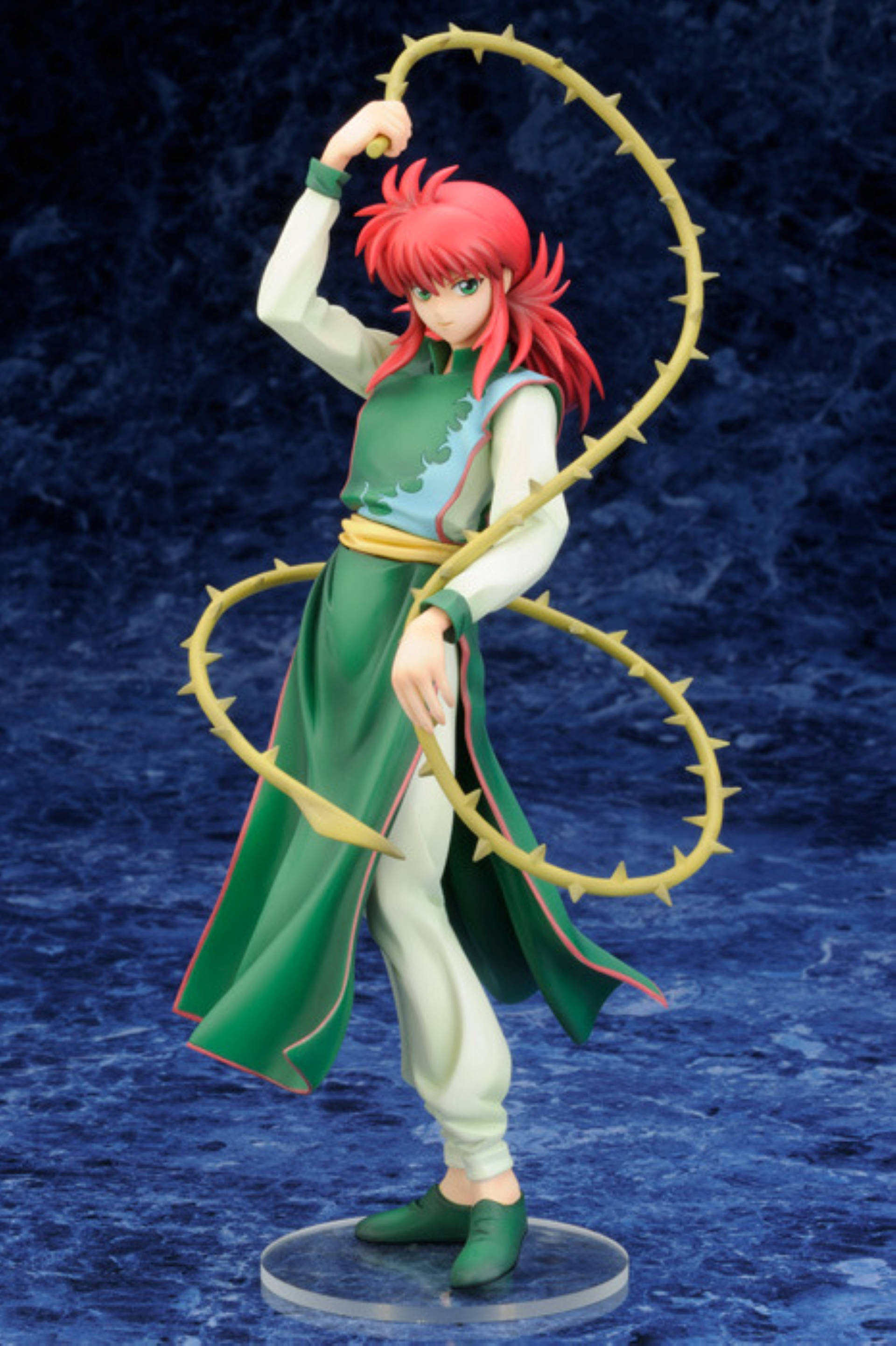Yoko Kurama 玩具 壁紙 — 動漫公仔，紅髮戰士身穿綠色長袍，揮舞帶刺鞭子，背景為紋理藍色。