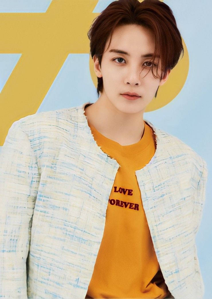 Yoon Jeonghan Hitori Janai 壁紙 — 一位棕色頭髮的年輕男子穿著一件有紋理的白色外套，內搭一件帶有紅色文字的橙色T恤，背景是風格化的黃色和藍色。