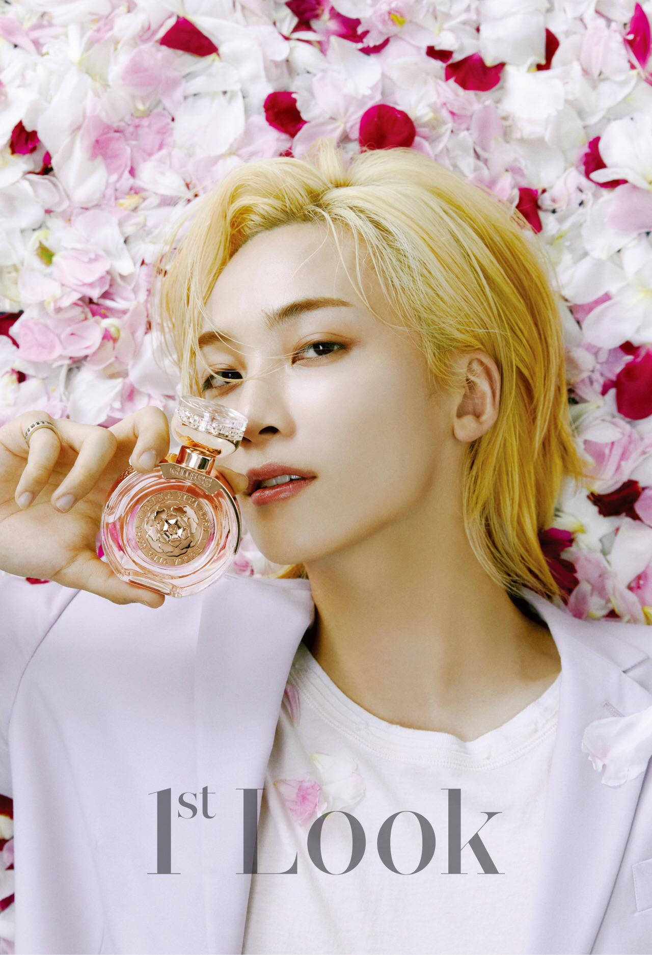 Yoon Jeonghan 為 1st Look 專訪 壁紙 — 一位金髮人士躺在粉紅色和白色的花瓣中，手持香水瓶。