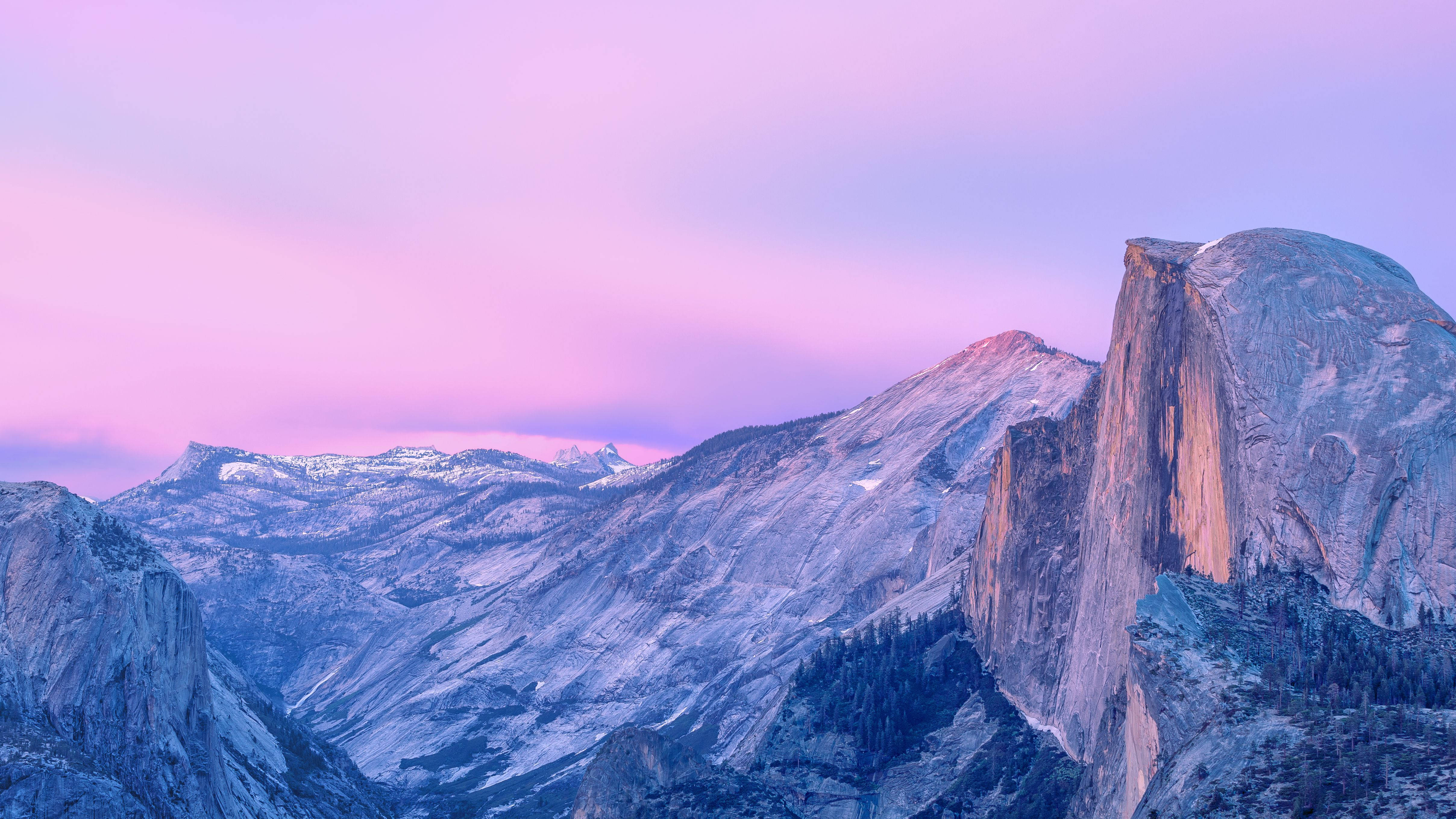 Yosemite 山巒寧靜 Mac 壁紙 — 半圓頂在優勝美地國家公園的柔和粉紅色和薰衣草色暮色天空中雄偉地升起。
