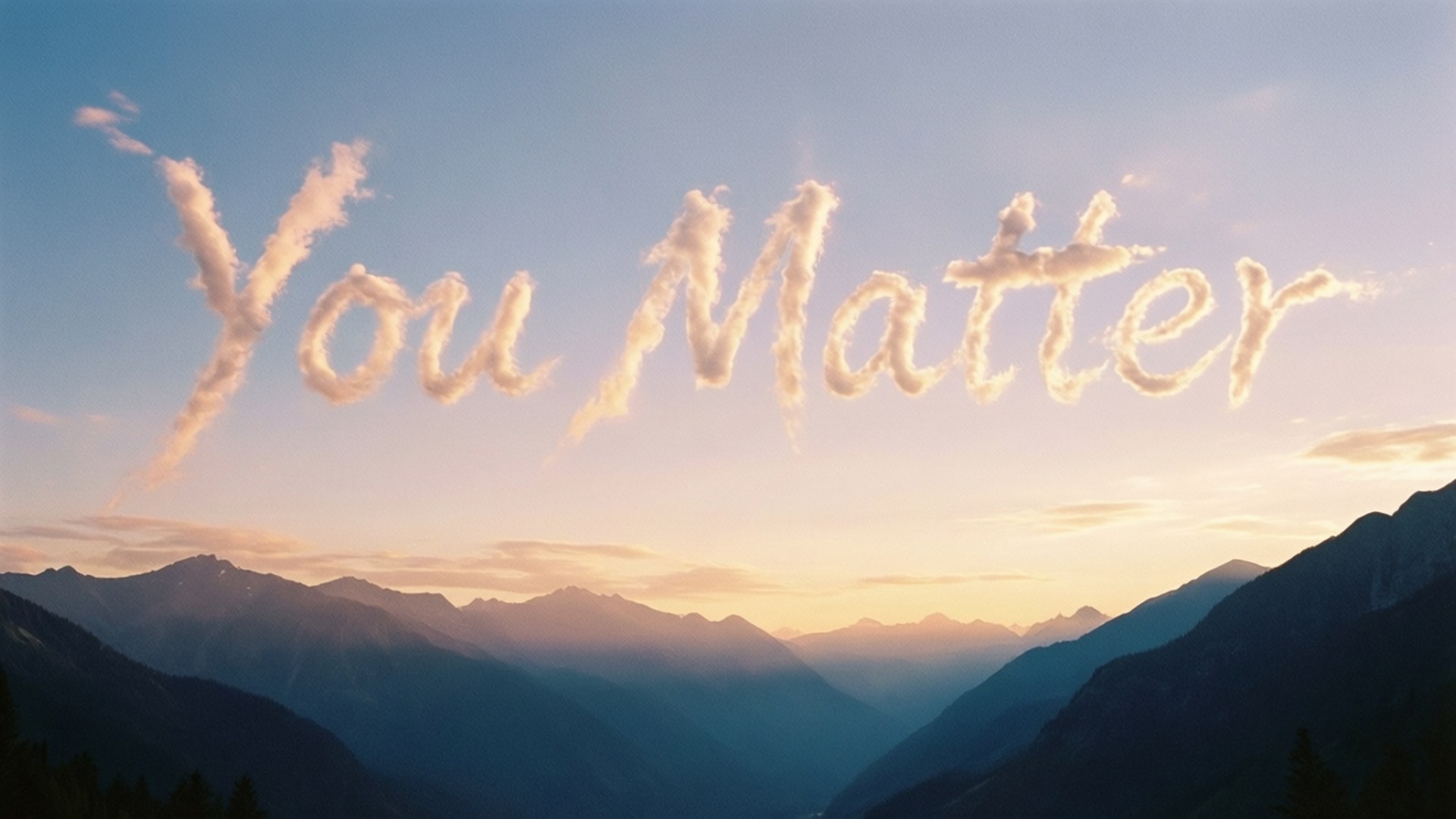 you matter 桌布 壁紙 — 由金色雲朵組成的「You Matter」字樣漂浮在日落時分的山谷上空。