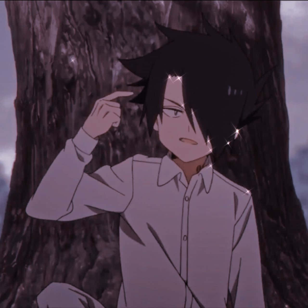 The Promised Neverland Ray 桌布 壁紙 — 一個年輕的動漫男孩，黑色刺蝟頭，靠著樹幹，在暮色天空下自信地微笑，指著太陽穴。