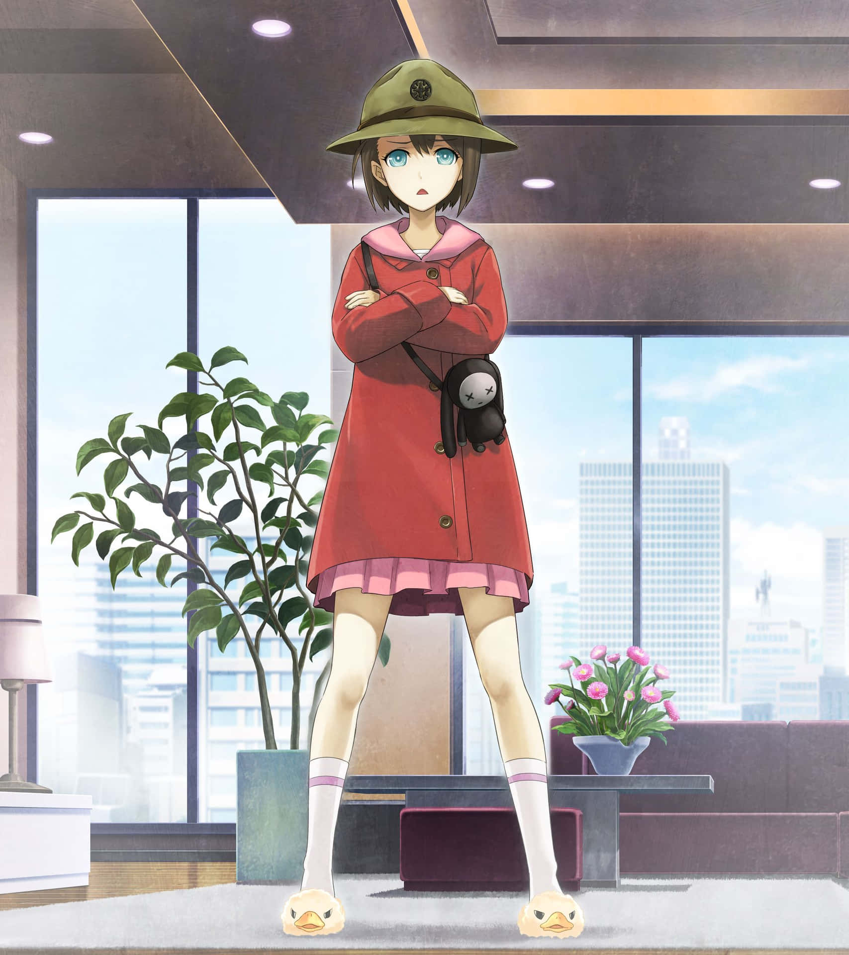  壁紙 — 一位身穿紅色外套和綠色帽子的年輕動漫女孩自信地站在一個可欣賞城市天際線的現代公寓中。