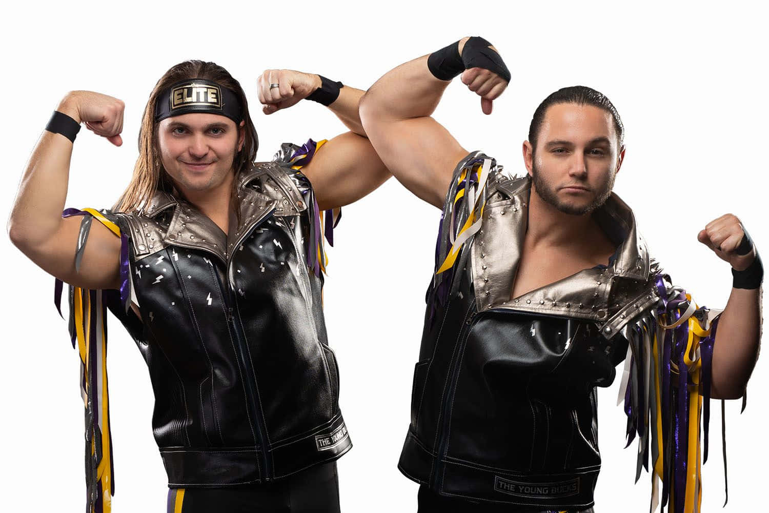 Young Bucks 兄弟組合 尼克與馬特·傑克森 壁紙 — 兩名肌肉發達的摔角手身穿黑色皮背心，繫著紫色和黃色絲帶，在白色背景前彎曲手臂。