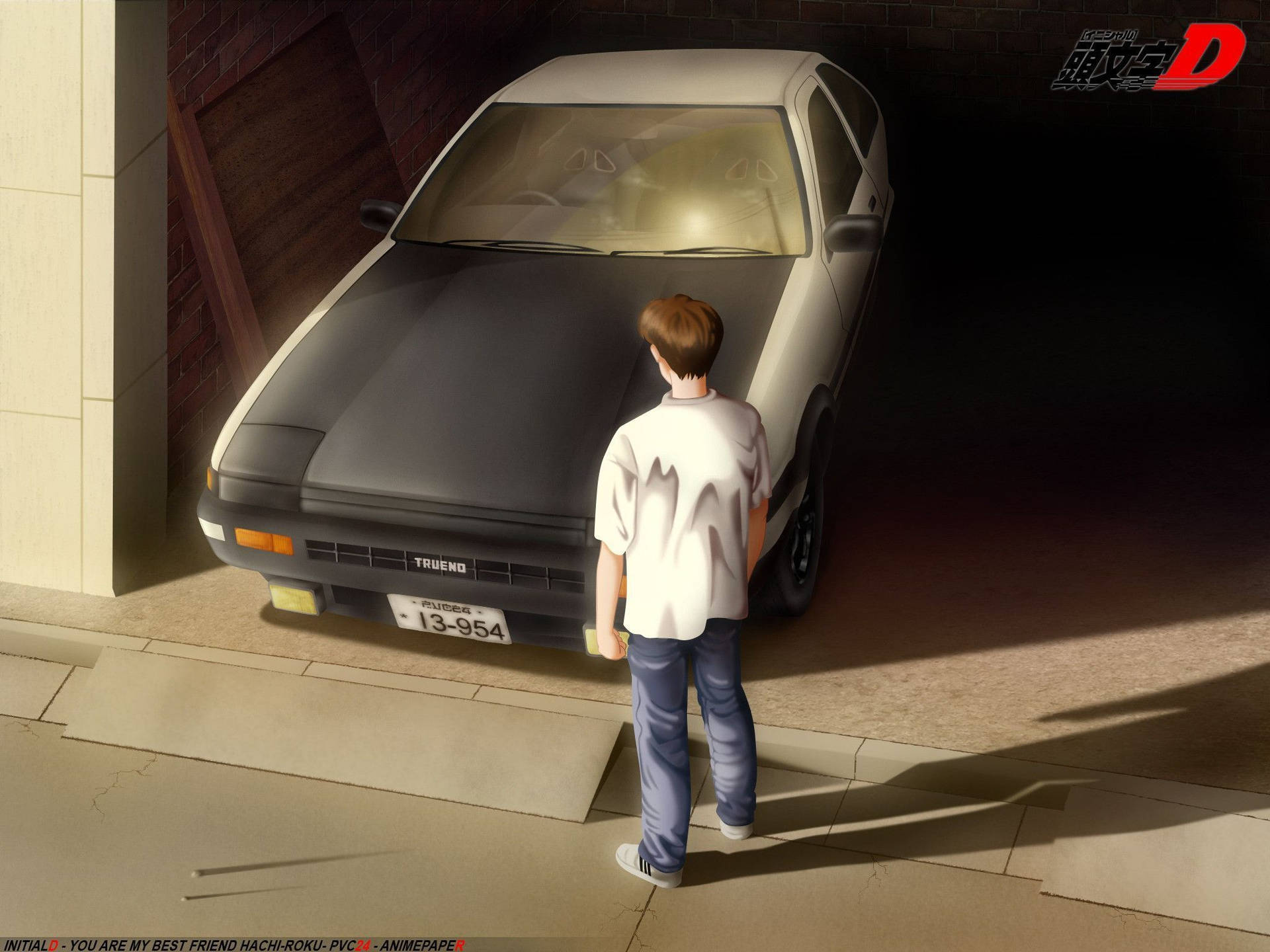 Initial D 動畫角色拓海 壁紙 — 一個穿著白恤衫的年輕男子站在陽光普照的車庫門口，凝視著一輛銀色的豐田 Trueno AE86。