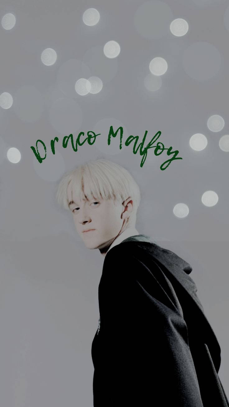 Draco Malfoy 身穿深色長袍，身後有發光的散景燈光。