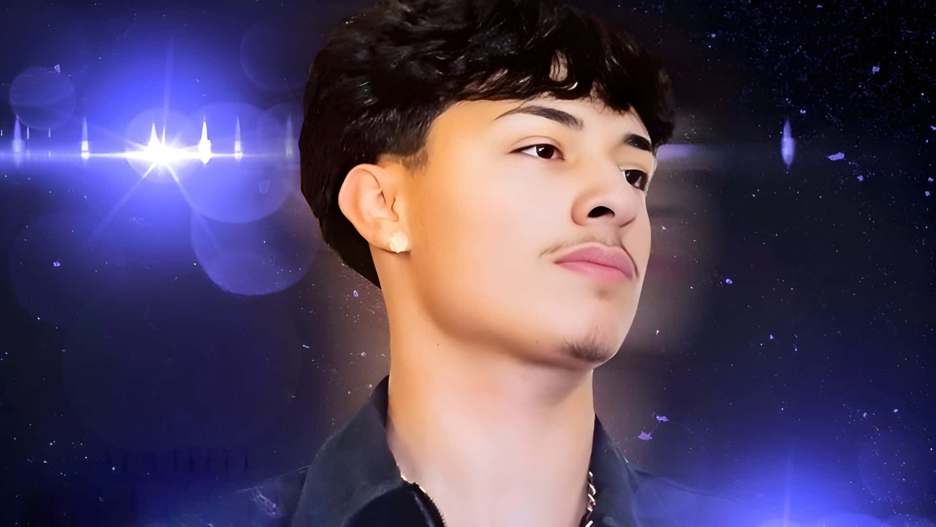  壁紙 — 一位黑髮戴耳環的年輕男子，在充滿活力的藍色星空背景和鏡頭光暈中若有所思地凝視。