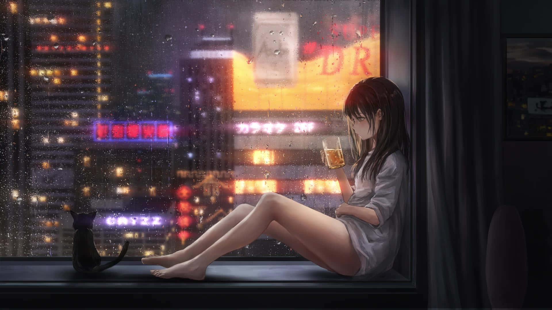  壁紙 — 一位身穿灰色長袍的年輕女子赤腳坐在被雨水打濕的窗台上，手持飲品，一隻黑貓看著霓虹城市燈光透過玻璃變得模糊。