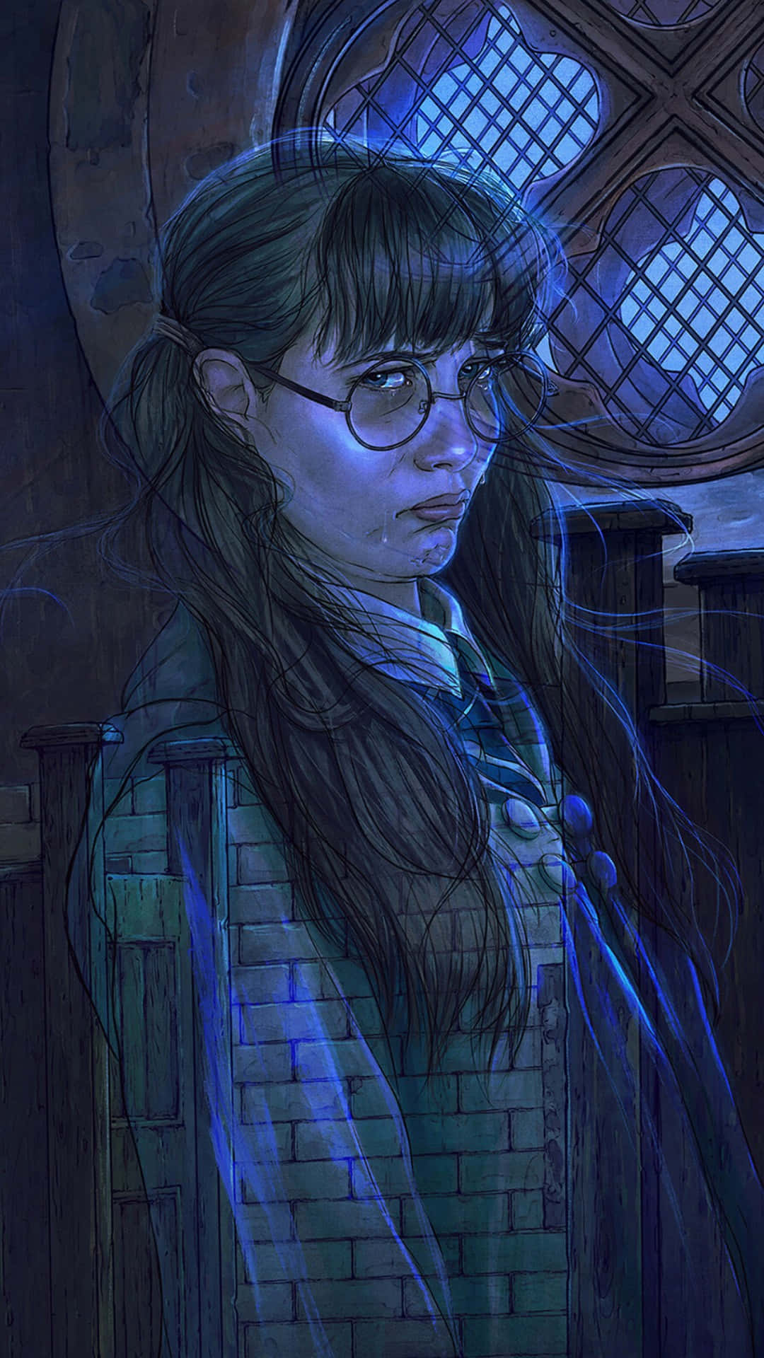  壁紙 — 一位戴眼鏡、長黑髮的年輕女性站在光線昏暗的石頭走廊中，沐浴在身後彩繪玻璃窗透出的冷藍光線裡。