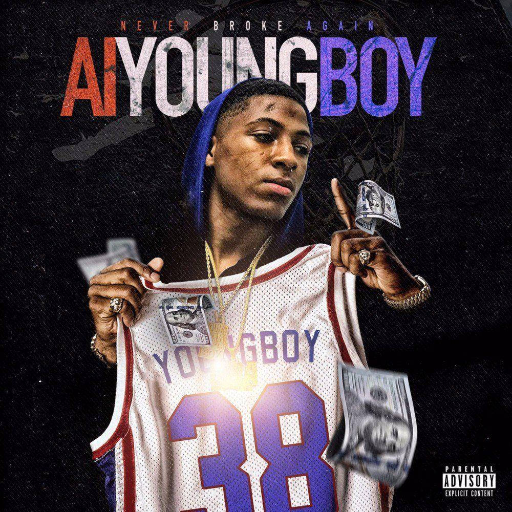 背景 桌布 壁紙 — YoungBoy Never Broke Again 喺黑暗粗糙嘅背景前，揸住一件塞滿錢嘅波衫，上面有粗體字同家長指引標籤。