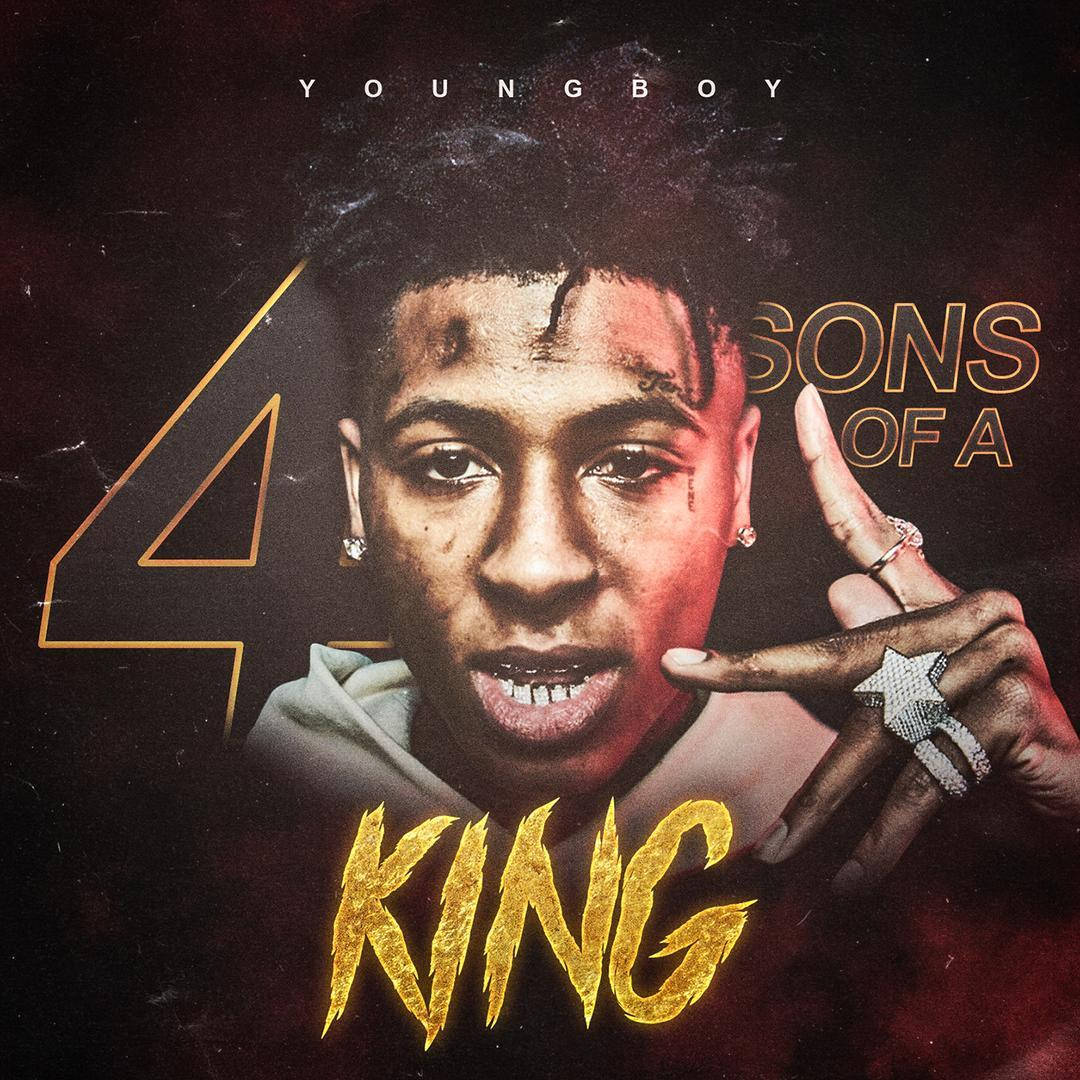 背景 桌布 壁紙 — YoungBoy Never Broke Again 強烈凝視，金色文字「4 SONS OF A KING」在深色紋理背景上發光。