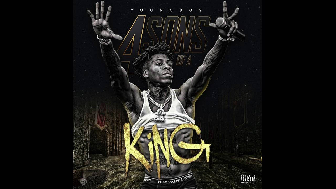 背景 桌布 壁紙 — YoungBoy Never Broke Again 在黑暗哥德式場景中高舉雙臂勝利地站立，金色文字在他的胸前宣告「Sons of a King」。