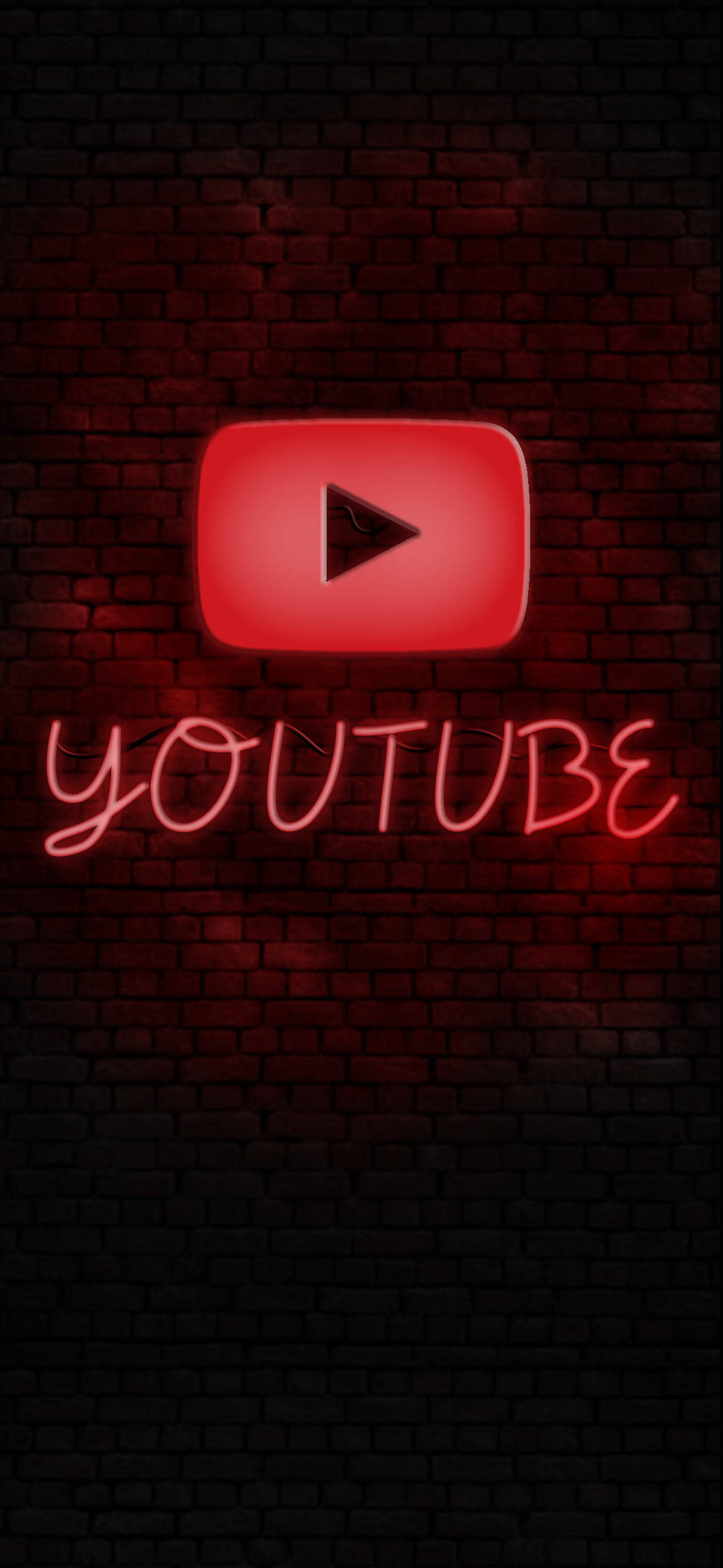 YouTube 標誌黑磚牆 壁紙 — 發光的紅色 YouTube 標誌和霓虹燈牌在深色磚牆上投射出鮮豔的光芒。
