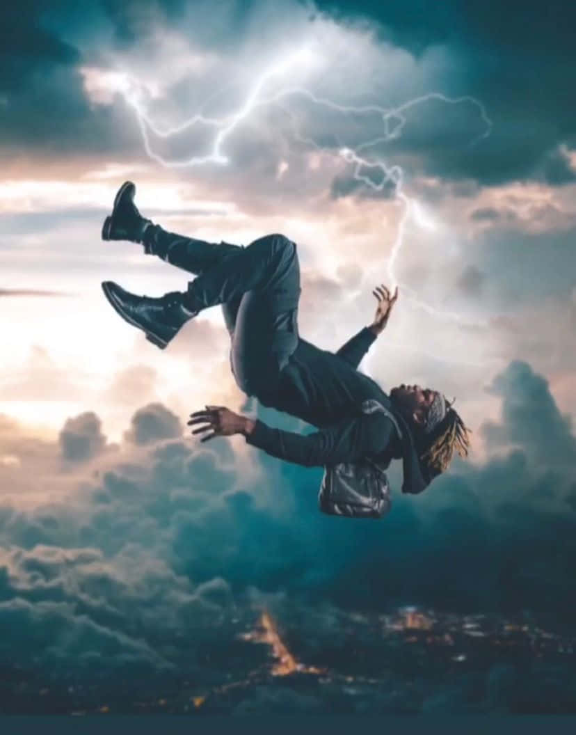 人在黃昏的城市上空，穿過伴隨著閃電的暴風雨天空墜落。