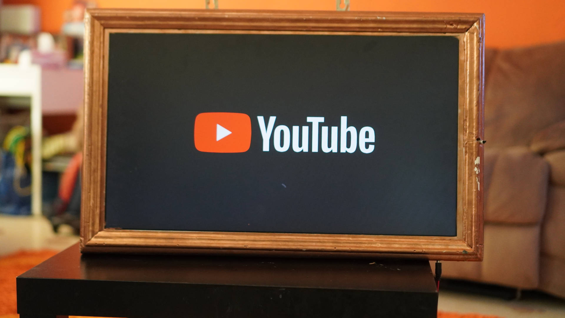客廳支架上木框內的YouTube標誌。