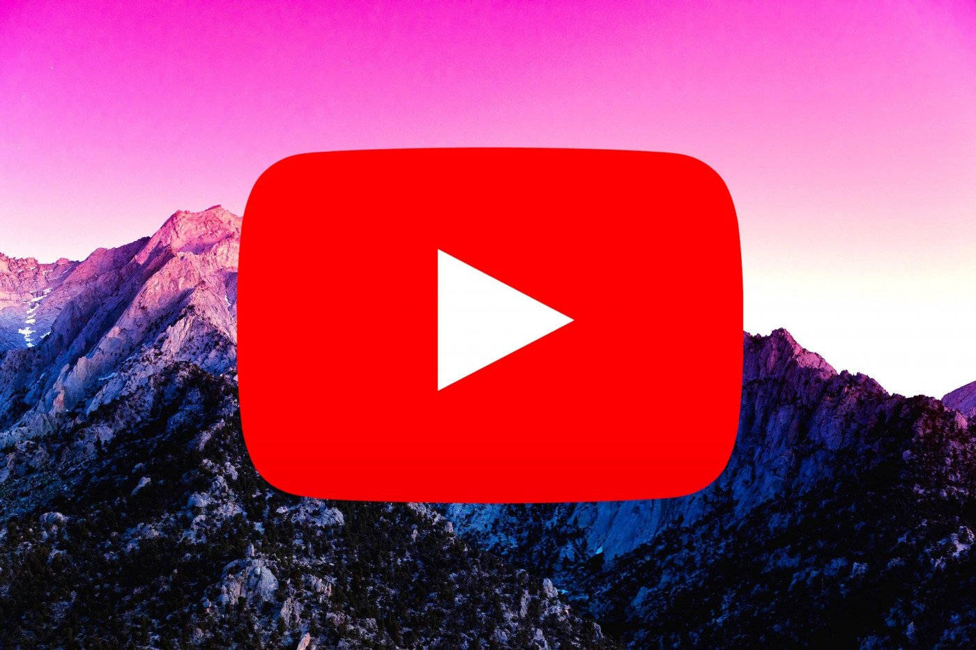 YouTube 標誌居中於日落時分的山脈之上