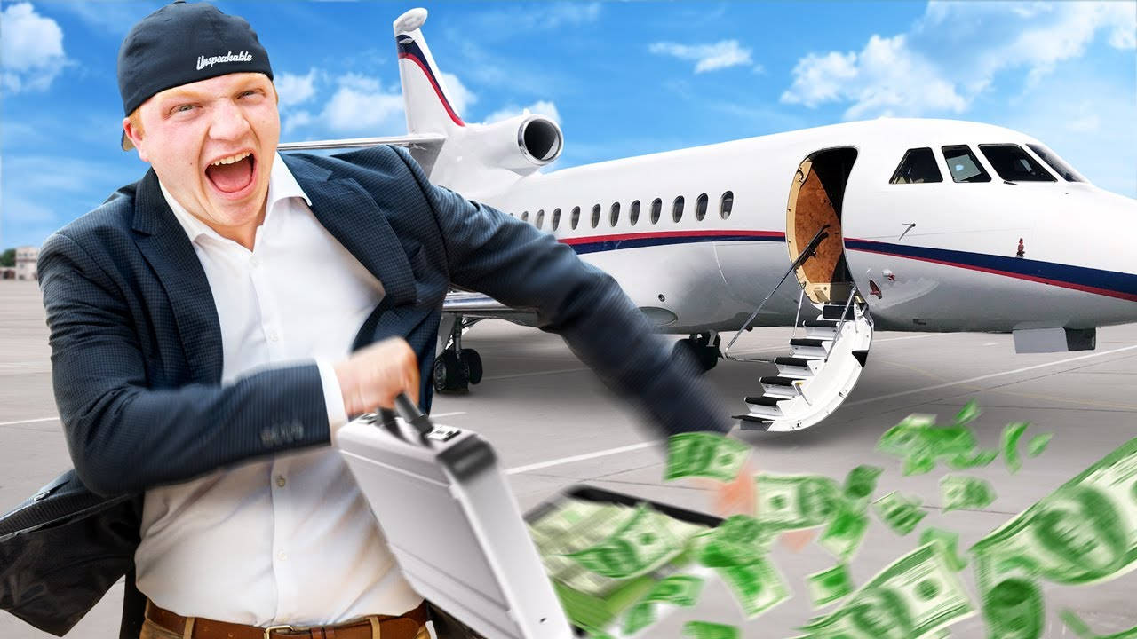 穿西裝的男子在停機坪的私人飛機前扔錢。