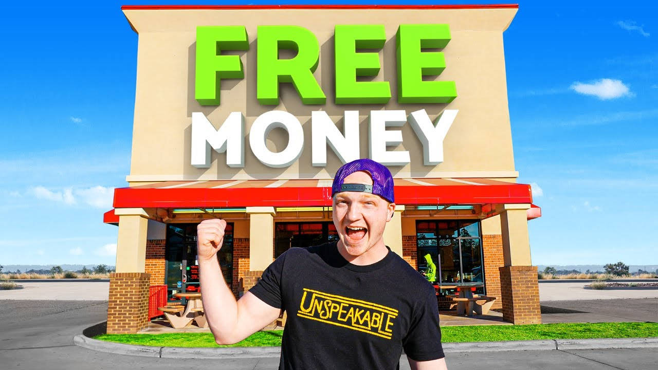 男子在「Free Money」商店前歡呼，帶有明亮標誌。
