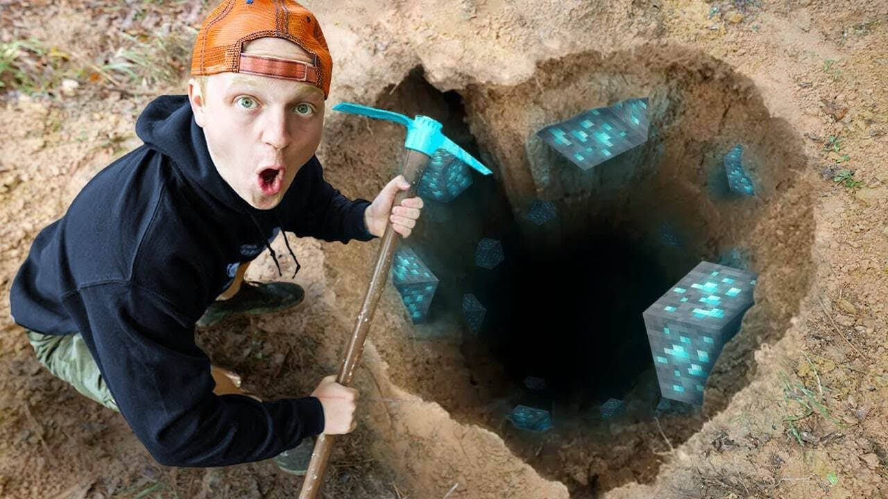 男人揸住鎬喺窿旁邊，顯示發光嘅Minecraft鑽石方塊。