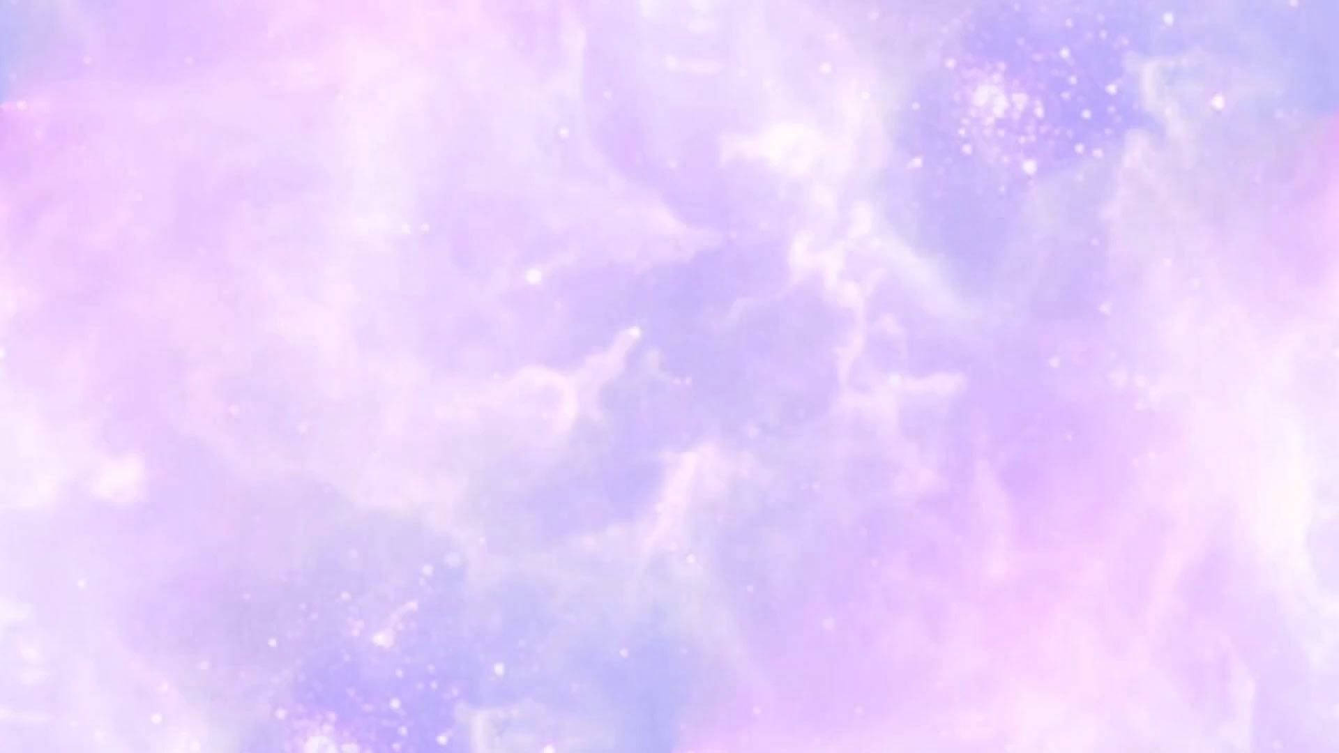 YouTube封面紫色雲朵 壁紙 — 柔和的粉紫色和藍色星雲雲朵，帶著發光的星點，在夢幻般的宇宙中飄蕩。