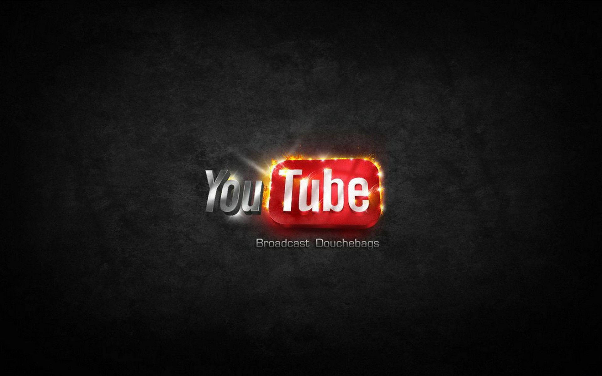 YouTube標誌在熊熊烈火中 壁紙 — YouTube標誌在深色紋理背景上發出火焰邊緣的光芒，下方有文字。