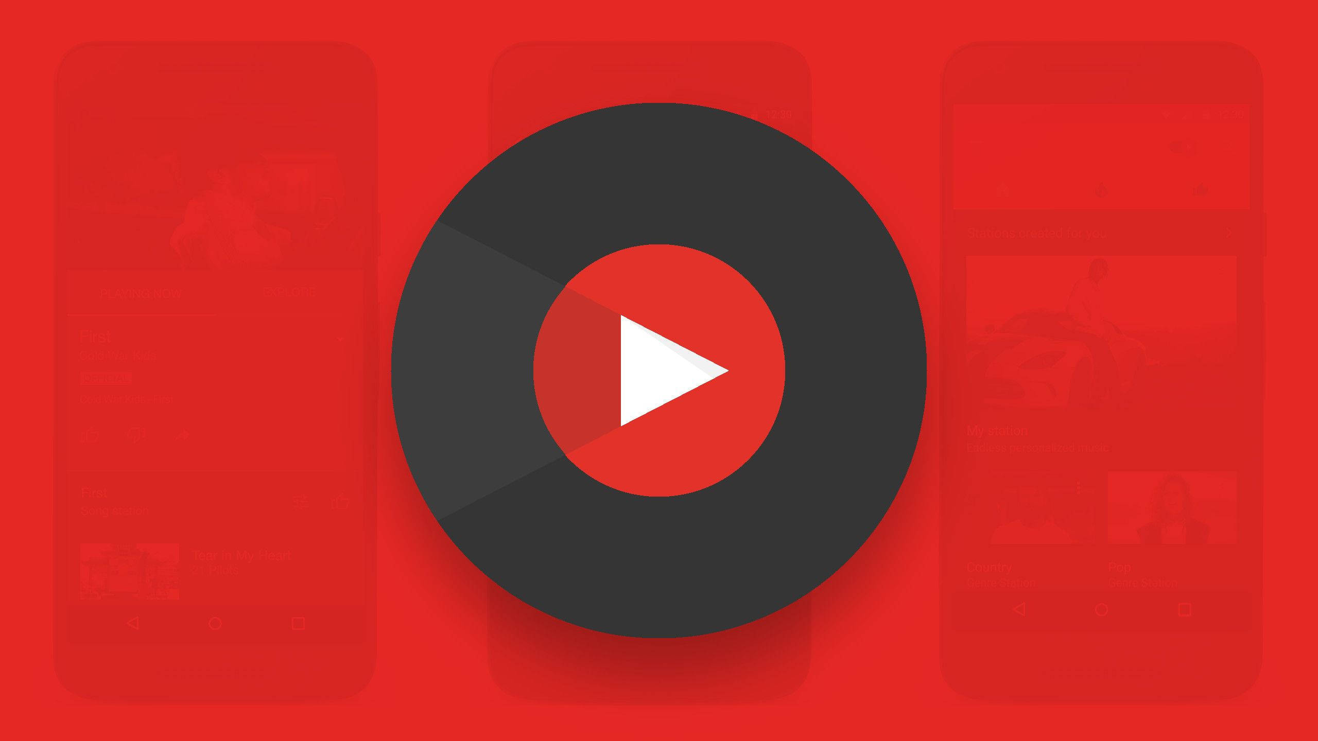 YouTube標誌播放按鈕呈圓形設計 壁紙 — 大膽的紅色背景上有一張黑色黑膠唱片，中央有一個白色播放按鈕，兩側是模糊的智能手機屏幕。