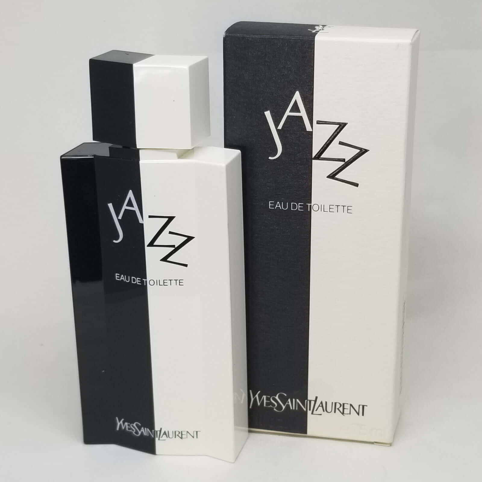 以YSL為你的造型增添亮點 壁紙 — 一個時尚的黑白 Yves Saint Laurent Jazz Eau de Toilette 香水瓶，旁邊是其配套的盒子，背景為純白色。