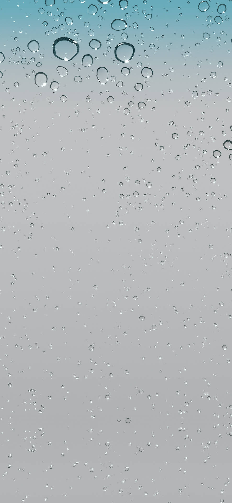 玻璃上的雨滴，背景為藍色到灰色的漸變天空。