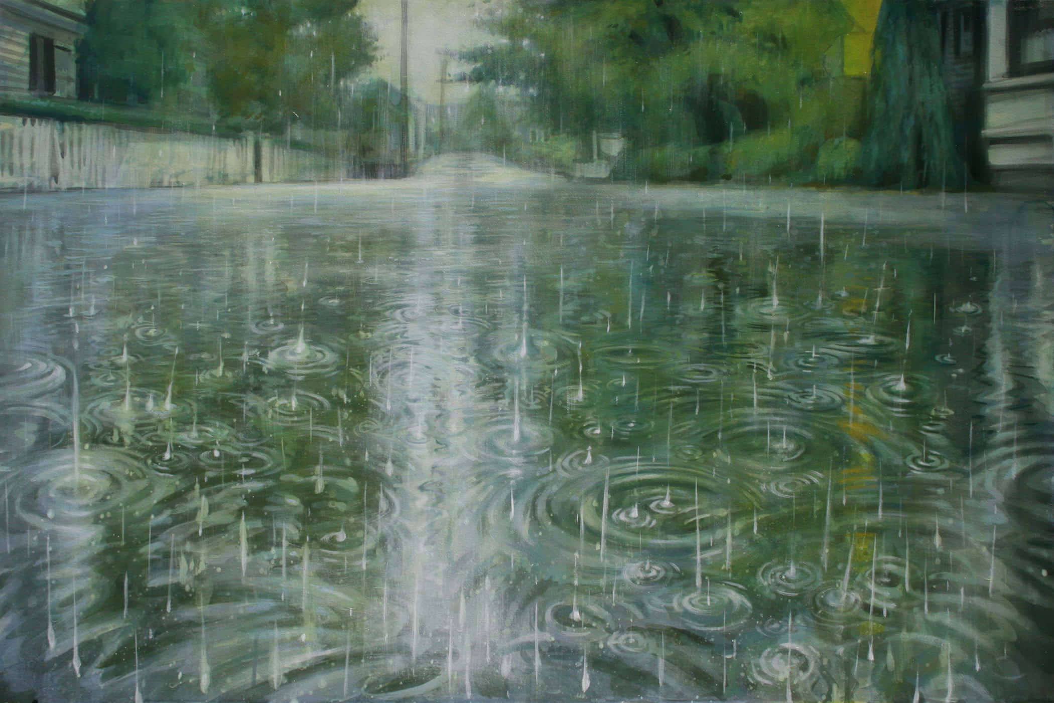 Spring Rain 桌布 壁紙 — 雨滴在被水淹沒的街道上泛起漣漪，街道兩旁綠樹成蔭，房屋在灰色天空下。