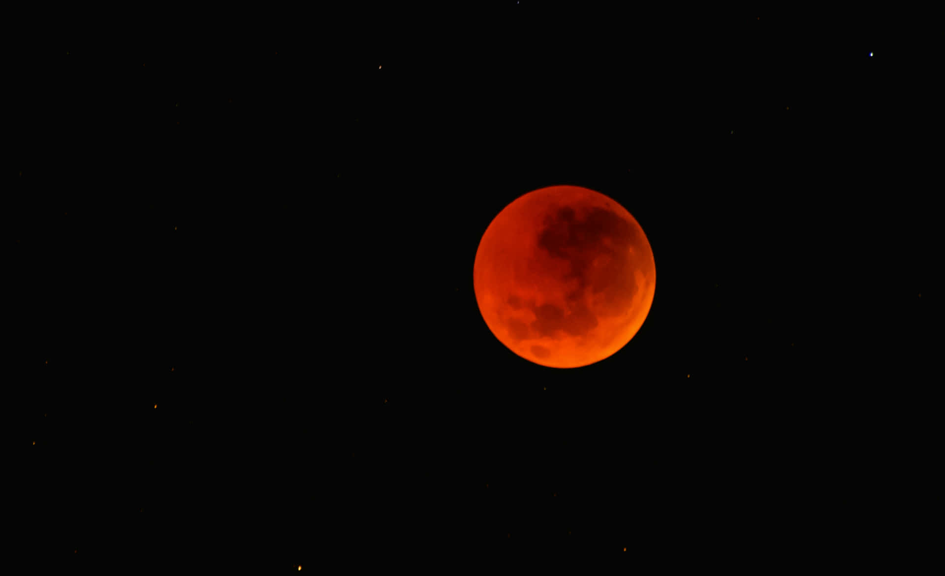 Red Moon 桌布 壁紙 — 血紅月亮在繁星點點的夜空下，於月全食期間發出強烈光芒。