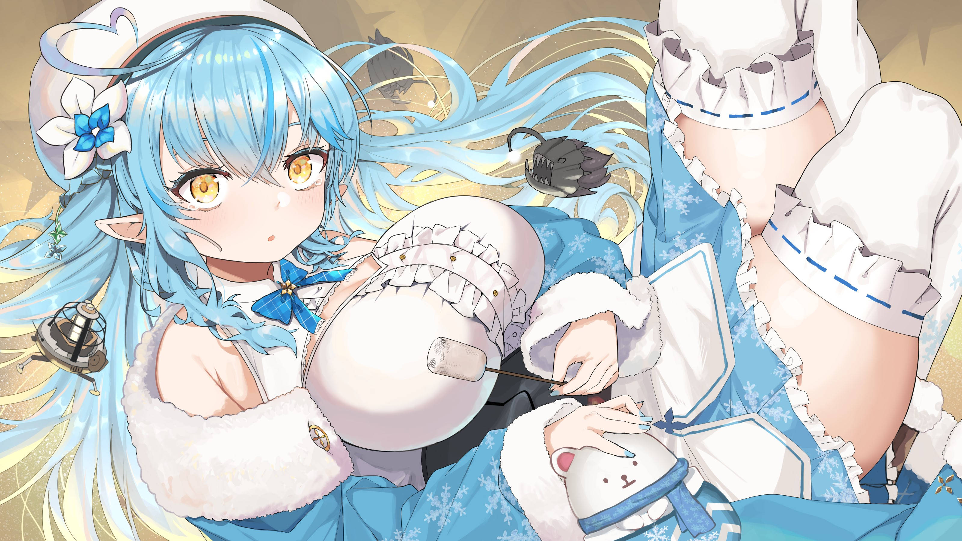 Yukihana Lamy 緊身上衣 壁紙 — 一位藍髮動漫少女穿著冬季女僕裝，在金色星空背景中漂浮，抱著一個毛絨玩具。